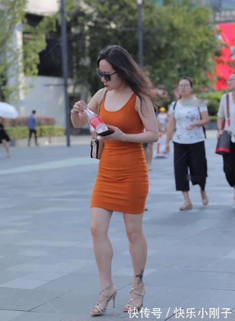 连衣裙 橙色连衣裙搭配高跟鞋,优雅感十足,散发女性独特时尚气质