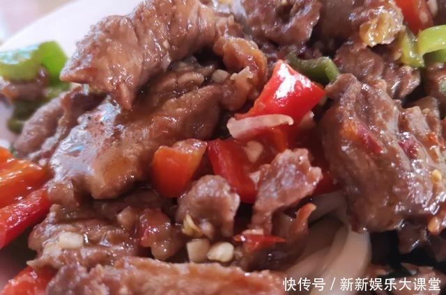 伊犁的烤包子、过油肉拌面和凉粉！