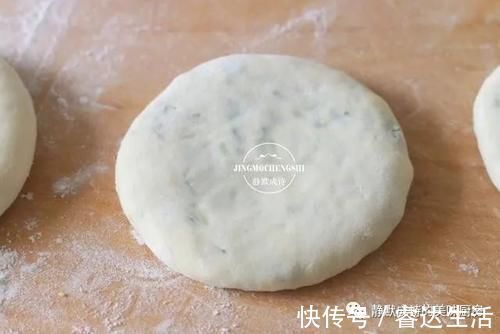 烫面|做韭菜鸡蛋馅儿饼，饼皮软嫩久放不硬的秘诀，我都告诉你