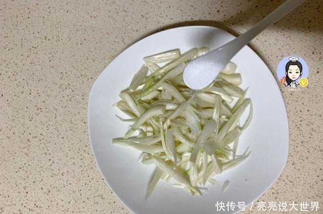 它被人称“菜中灵芝”，简单一拌就好吃，5块钱一斤，遇见别错过