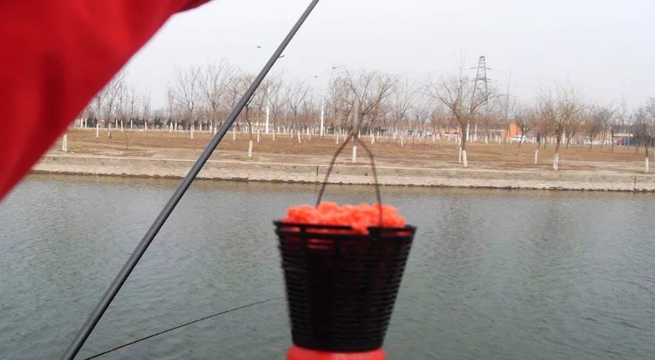 冬天钓鱼没上几条就停口?野钓的第一大难题,这样解决才有效