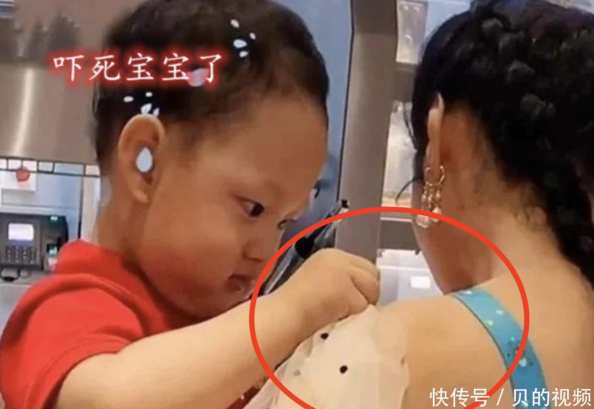 妈妈|“操心宝宝”火了,嫌弃妈妈逛街穿得太“清凉”,拼命往上拉衣服