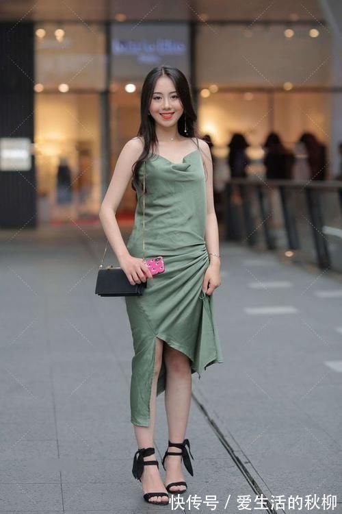 人大方 红色的连衣裙,荷叶边的裙摆柔美减龄,无袖的设计清凉无比