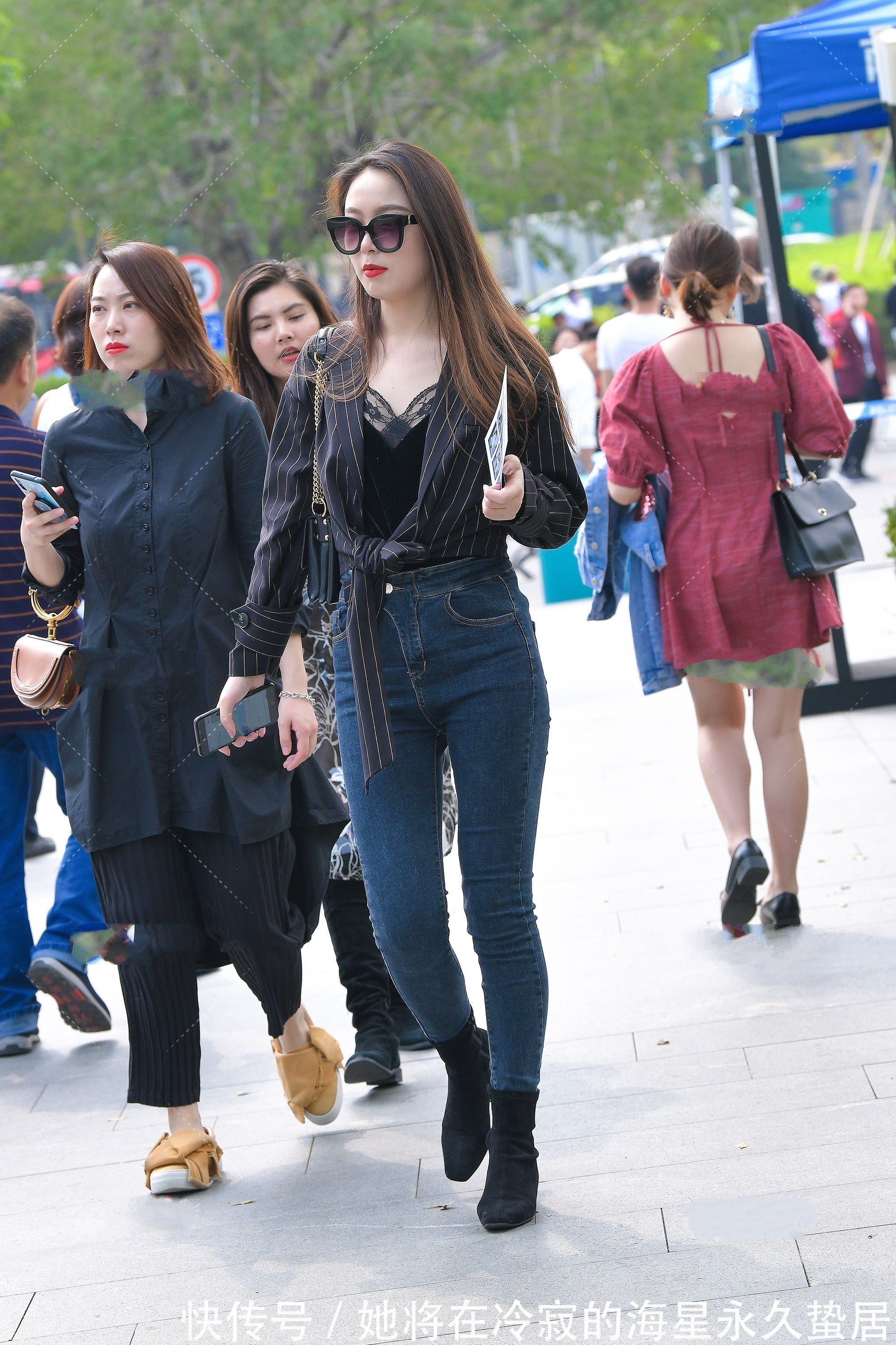 街拍|美女街拍:背心可以单穿,还可以搭配衬衫来穿,简单还好看