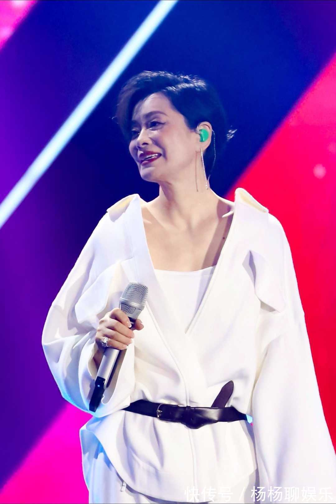 身材高挑 毛阿敏又美回来了,一身白色穿搭配短发很高级,身材高挑气场足