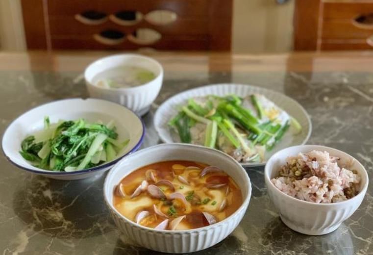 白灼秋葵|孩子不在家,老两口的晚餐走红朋友圈,网友:最好的美食要用心做