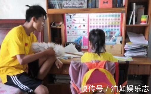 作业|哥哥辅导妹妹写作业,手拿鸡毛掸子气势十足,头上的小辫子抢镜了