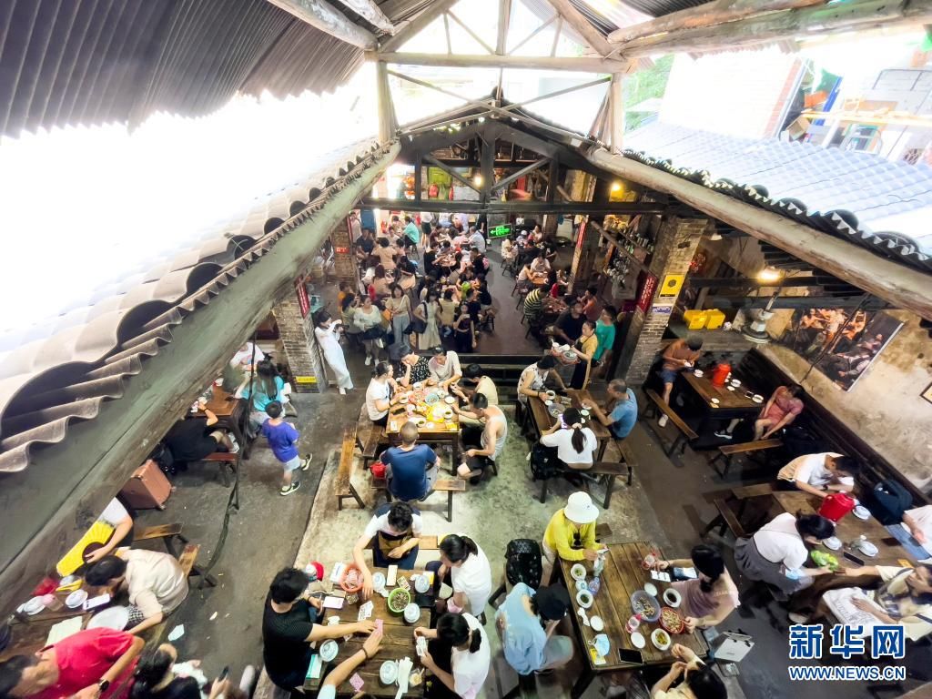 四川美术学院|重庆交通茶馆：一位画家眼中的人间万象