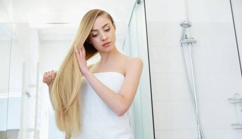 女性洗澡时,先洗头还是先洗身顺序弄反了,这些危害别小瞧