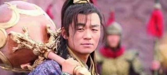 天赐&他出场就两锤打败单雄信,被李元霸半锤征服,收其为小弟