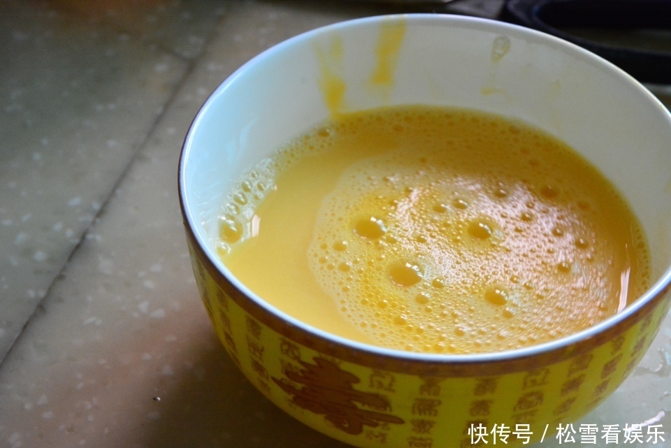 分钟|鸡汤代替盐,勺子撇浮沫,隔水6分钟后蒸出来鸡蛋最是完美