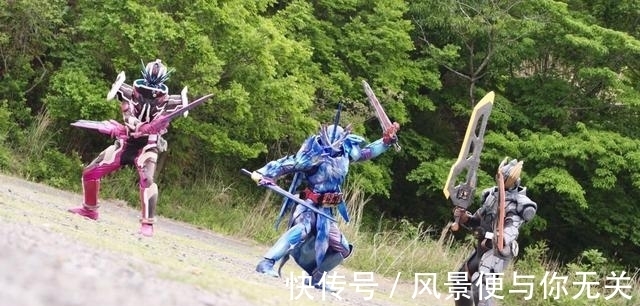 假面骑士|假面骑士玩梗图：贤人终于获得新形态，不过却遭到格里斯的双中指