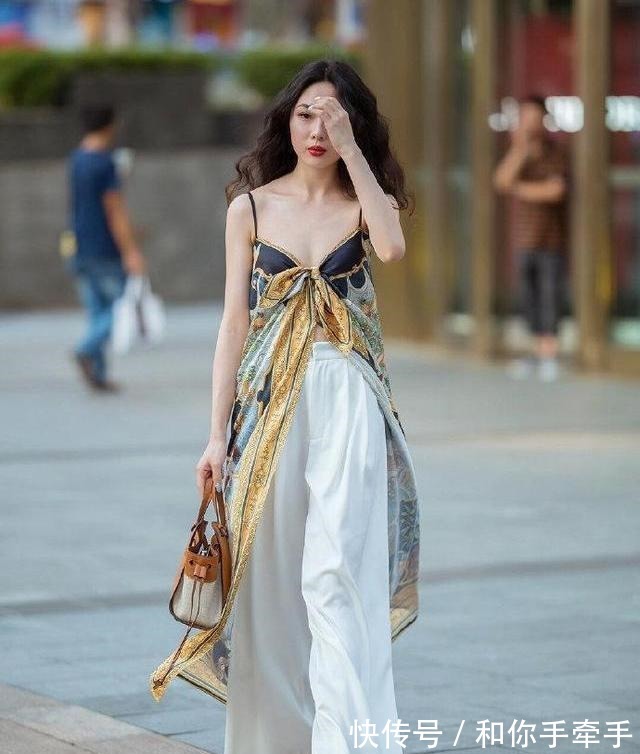 风格 短裙美女古色古香,还带着现代的韵味,走起路来要很温柔!