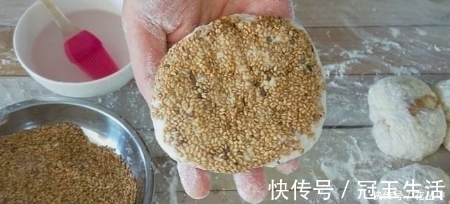 芝麻烧饼这样做真香，不揉不擀面，更不用调油酥，出锅一盘不够吃