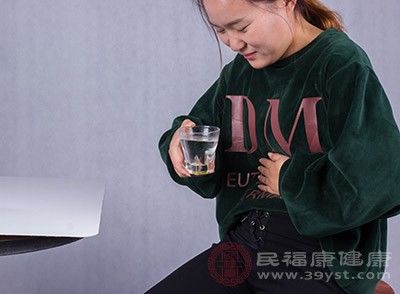 口臭|口臭怎么办 常吃蔬菜能治疗这个病