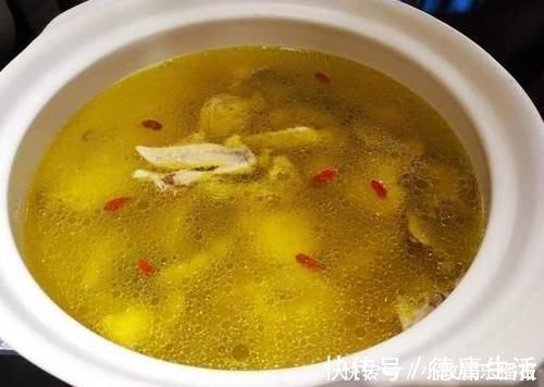 浸泡|炖鸡汤时,直接炖还是先焯水?都不对,多做一步,鸡肉嫩鸡汤鲜