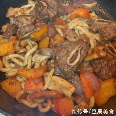 姬松茸|好吃到哭的黑椒牛仔骨乌冬面