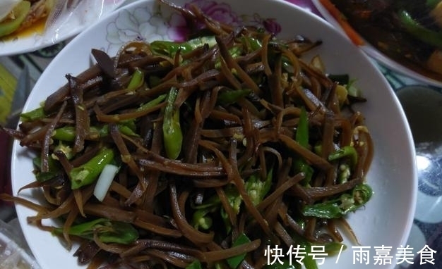 凉拌菜|“小气”的媳妇,请客整了一桌菜,朋友来时带一瓶3000的红酒