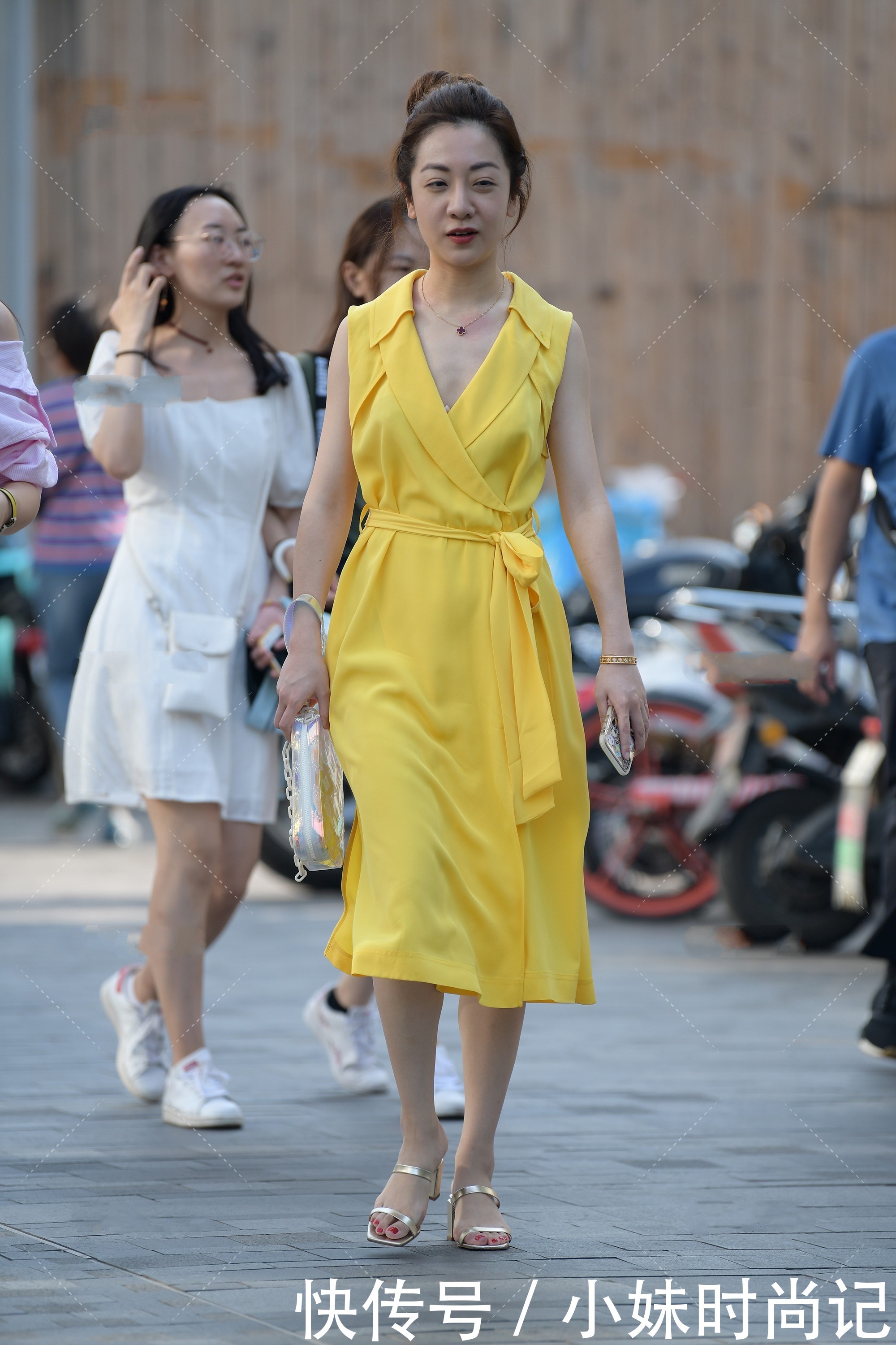 大气|街拍:纯色连衣裙,时尚大气,展现高级休闲感