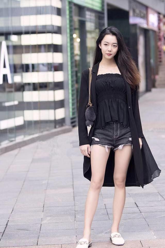 小姐姐|紧身牛仔裤小姐姐,时尚的穿搭,才能穿出小姐姐的性感身材