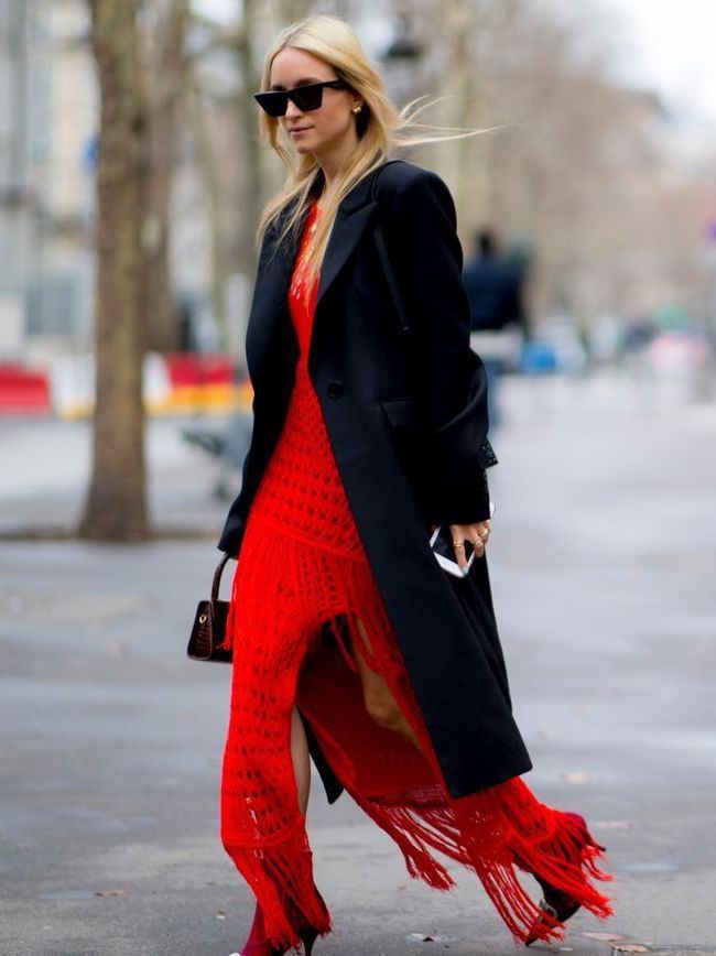 时尚 时尚品味真不错,黑色大衣配灰色卫衣休闲舒适,看上去极其的高级