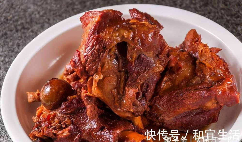 解馋|想吃酱大骨再不用去买啦，大厨教你在家做，肉烂脱骨，吃着真解馋