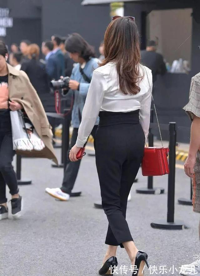 黑V领 黑V领上衣穿在身上非常明亮,非常酷,非常漂亮