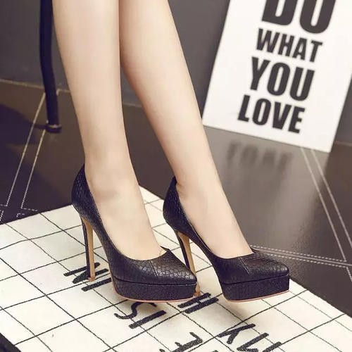 又到了露美脚的春天，8款高跟鞋真的美翻了，尤其最后一款绑带的