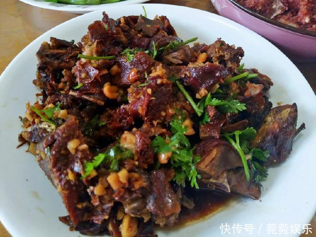 妈妈在我家吃午餐,简单家常,她说家人在一起吃饭就好