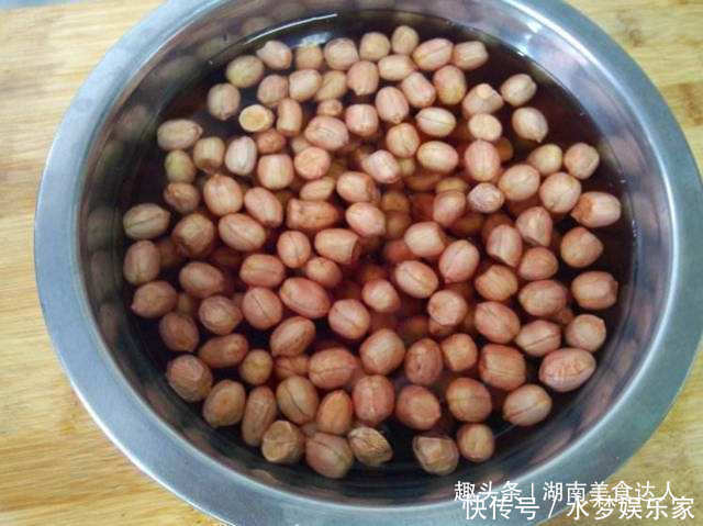 炸花生米,不是炸糊就是绵软20年老厨师教你3点技巧,香脆可口