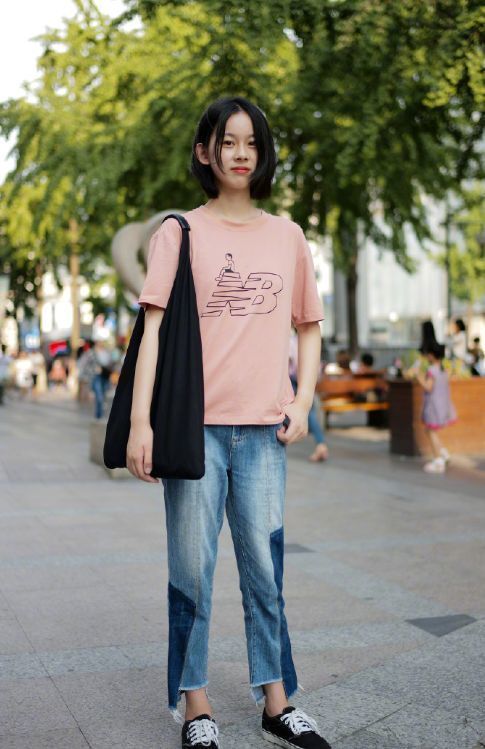 街拍:如花似玉的小美女,一条白色的连衣裙,尽显不俗的雅气