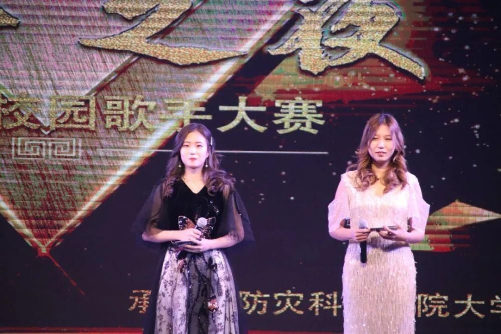 冬天的第二场雪和今晚的校园歌手大赛更配噢～