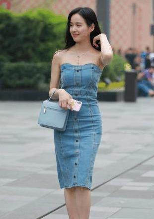 街拍显瘦又性感的一字肩上搭配紧身牛仔裤,简洁干练女人味十足
