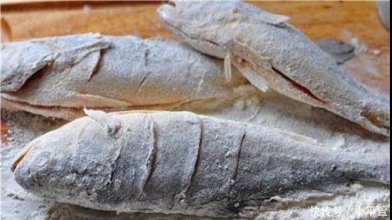 不粘锅|不管煎什么鱼,煎鱼前多做一步,鱼皮不破不粘锅,肉嫩还入味