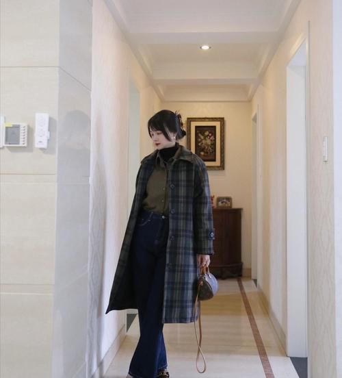冬天别总穿保暖衣，试试用衬衫做内搭，时尚保暖又减龄