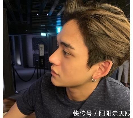 b《奔跑吧》黄旭熙耳朵上一直贴着胶布，真实原因让人心疼，一般人可想不到