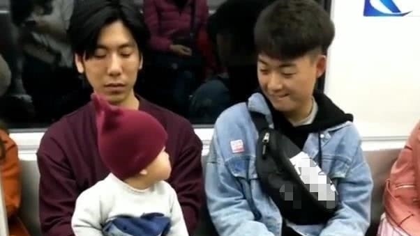 宝妈|“痴情宝宝”地铁上撩小哥哥火了,奶爸:看啥呢?爹在这呢!