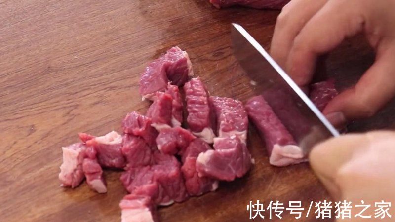 超硬核美食！满满的肉香，3分钟学会牛肉热狗，看着就想吃