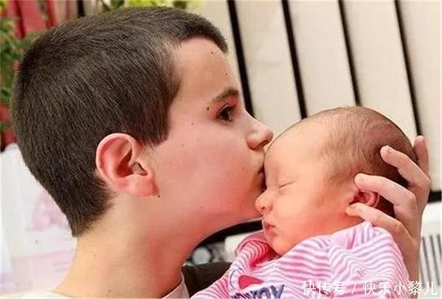 大男孩|''最年轻二胎爸爸''火了,被误认为成孩子的哥哥,宝妈:是我老公