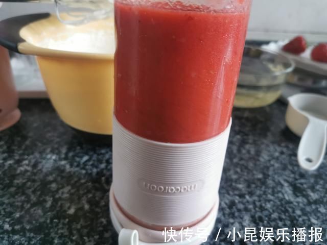 孩子在家吵着吃蛋糕，无奈之下自己动手给孩子做，孩子吃了一半