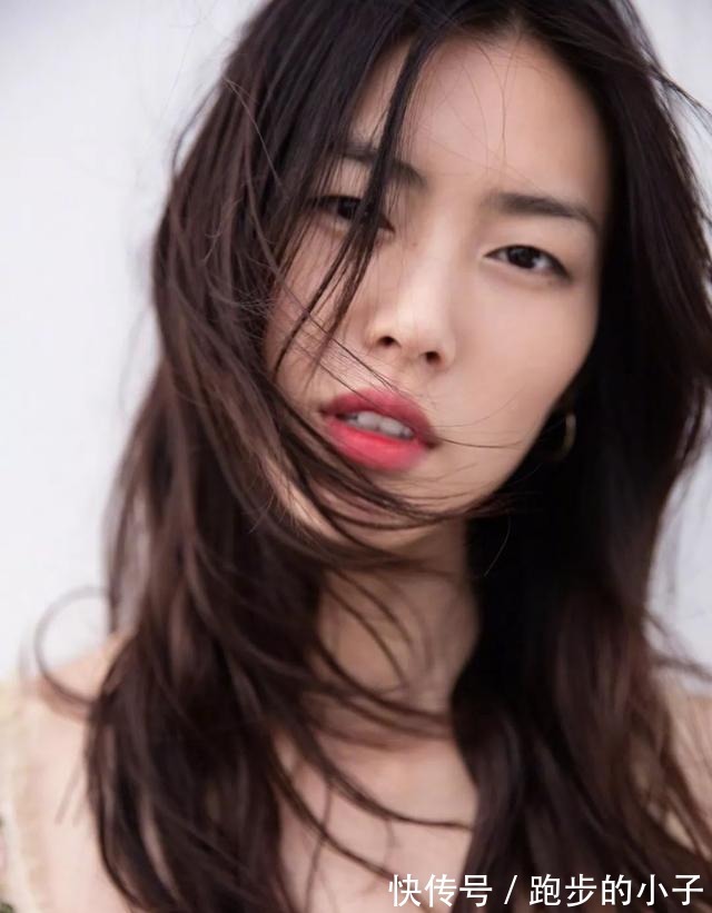 气质|刘雯的时尚看不懂,弄个大油头就算了还紧贴头皮,气质都改变不少