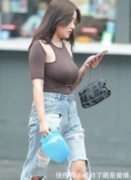 牛仔 简约舒适的牛仔破洞裤穿搭推荐，任何女孩都能轻松驾驭！