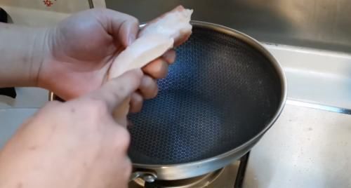 原来去猪皮毛这么简单,不用火烤不用手剃,简单一招,干净快速