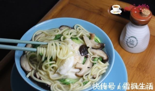 早餐，儿子迷上了这碗面，隔三差五叫我做，5分钟上桌，总吃不腻