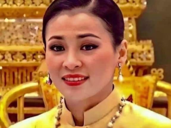 苏提达 苏提达炫耀奢华珠宝,借到婆婆钻石项链,耳环丢了一只意外惊艳