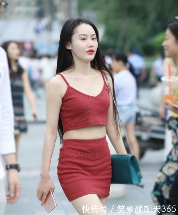 小姐姐|表姐好好的连衣裙非要在中间”截一道“,这样好看吗