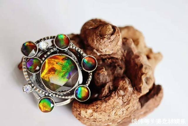 秋冬一款胸针胜过10件大牌珠宝,get胸针的佩戴方式!