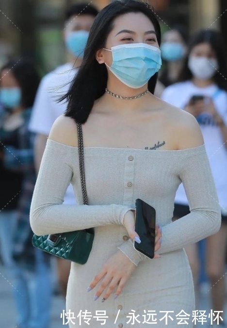 身材|女孩要展示优美的身材,选一个字肩短裙,效果真不错