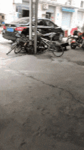 |搞笑GIF:后面的妹子,你怎么不用手推门,看着为你心疼!