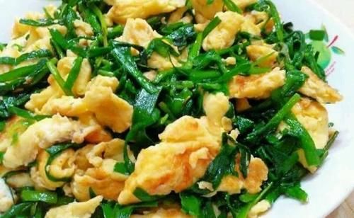 鸡蛋配上它，大肚子没了，失眠好了！女人不想满脸皱纹，可以试试